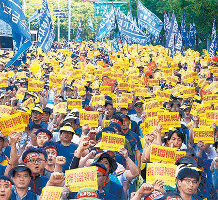 통상임금 문제는 올해 자동차업계 노사관계의 ‘폭풍의 핵’으로 떠올랐다. 8월 28일 서울 서초구 헌릉로 현대자동차그룹 본사 앞에서 현대·기아자동차 노동조합이 통상임금 확대를 요구하며 상경투쟁을 하는 모습.