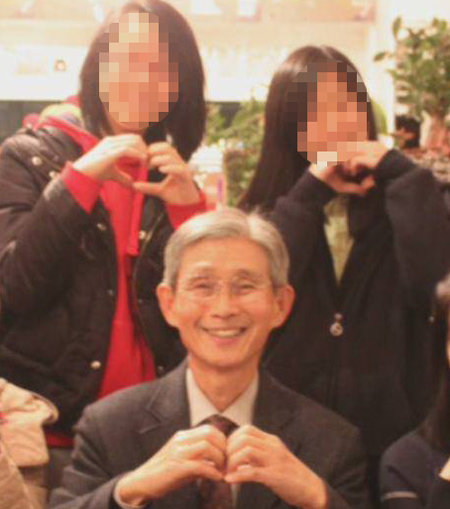 임채승 씨(가운데)가 서울의 한 청소년회관에서 한자를 가르친 학생들과 함께 손으로 하트를 그리고 있다. 임채승 씨 가족 제공