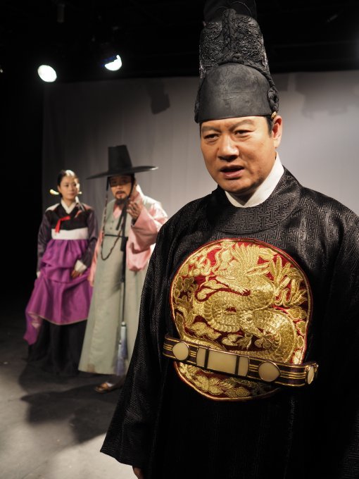 이달 28일까지 서울 청담동 유씨어터 무대에 오르는 연극 ‘백돌비가’. 사진제공｜유씨어터