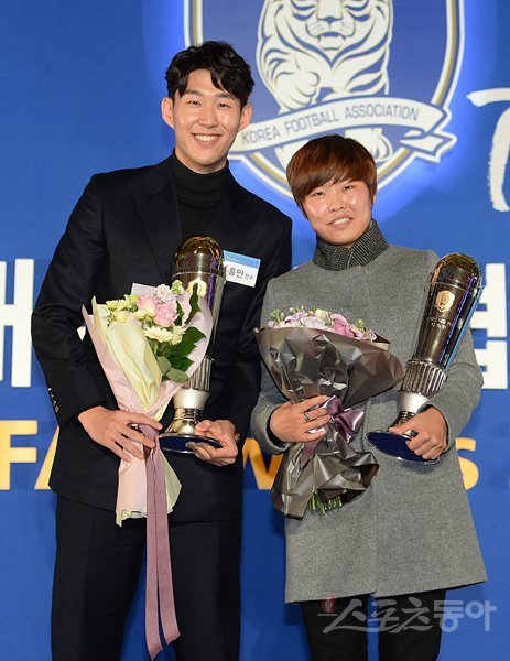 2014년 한국축구를 빛낸 남녀 최고의 선수는 손흥민(왼쪽)과 지소연이었다. 둘은 23일 서울 용산구 백범김구기념관에서 열린 2014 KFA 시상식에서 ‘올해의 선수’로 선정됐다. 임민환 기자 minani84@donga.com 트위터 @minani84