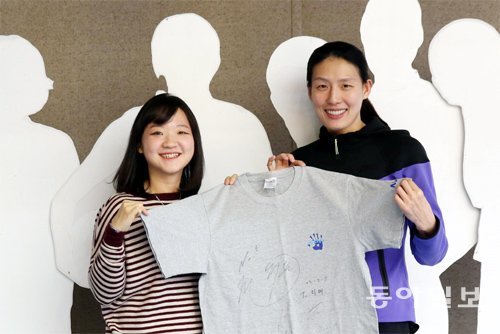여자프로농구 우리은행의 통역 유미예 씨(왼쪽)는 팬으로 동경했던 전주원 코치와 한솥밥을 먹고 있다. 유 씨가 전주원 팬클럽으로 활동하던 시절 전 코치의 사인을 받았던 기념 티셔츠를 전 코치와 함께 들어 보이고 있다. 홍진환 기자 jean@donga.com