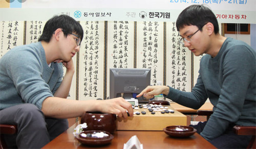박정환 9단(오른쪽)이 국수전 도전자결정전 3국에서 김지석 9단에게 이겨 도전권을 따냈다. 한게임 제공