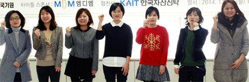 한국여자바둑리그 7개팀 감독들이 선수선발식 뒤 파이팅을 외치는 모습. 왼쪽부터 경주 이사금팀 이정원, 서귀포 칠십리팀 하호정, 서울 부광탁스팀 권효진, 인제 하늘내린팀 현미진, 부안 곰소소금팀 강승희, 포항 포스코켐텍팀 이영신, 부산 삼미건설팀 윤영민 감독. 한국기원 제공