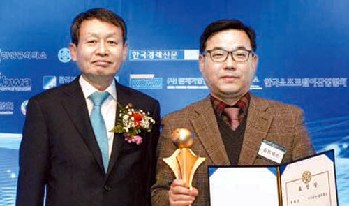 이희준 동아일보 전무(왼쪽)가 23일 ‘2014 대한민국 ICT이노베이션 대상’ 시상식에서 김일정 ㈜솔트룩스 상무에게 특별상인 동아일보 표창을 시상한 뒤 기념촬영을 하고 있다. 정보통신산업진흥원 제공