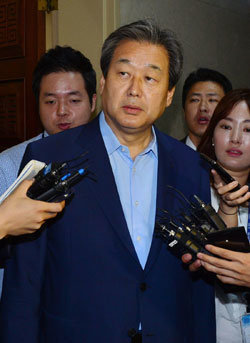 군인 사학연금 개혁 번복 비난한 김무성 대표 (출처=신동아)