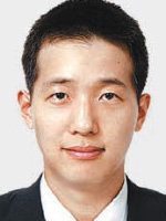 상무로 승진한 김승연 회장 장남 김동관 씨(출처= 동아일보DB)