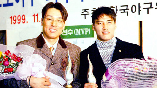 삼성 이승엽(왼쪽)과 두산 홍성흔은 1999년 정규시즌 최우수선수(MVP)와 신인왕을 각각 차지했다. 그로부터 15년의 세월이 흘렀지만 야구에 대한 둘의 열정은 여전히 뜨겁다. 삼성 제공