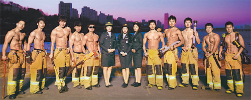 어린이 화상 환자에게 치료비를 지원하기 위해 달력 모델로 나선 서울시 ‘몸짱 소방관’ 13명의 모습. 서울시 소방재난본부 제공