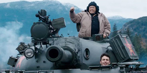 영화 속에서 김정은(위쪽)이 미국 기자와 함께 탱크를 몰고 야외로 놀러간 장면.