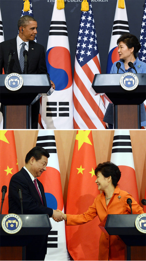 주목받은 한미-한중관계 병행발전 박근혜 대통령은 청와대에서 올해 4월 25일 버락 오바마 미국 대통령과 한미 정상회담을 하고(위쪽 사진), 7월 3일에는 시진핑 중국 국가주석과 한중 정상회담을 했다. 박 대통령이 9월 미국 방문 때 ‘한국이 중국에 경도돼 있다는 건 오해’라는 해명을 준비해야 할 정도로 한중 관계는 역대 최상이라는 평가를 받았다. 이는 한미, 한중 관계를 병행 발전시키는 계기였다. 청와대사진기자단
