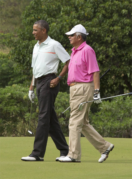 24일(현지 시간) 미국 하와이 주 카네오헤 만의 해병대 기지 골프장에서 라운딩을 함께한 버락 오바마 미국 대통령(왼쪽)과 나집 라작 말레이시아 총리. 하와이=AP 뉴시스