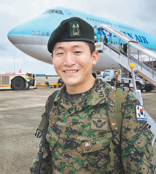 지난해 발생했던 태풍 하이옌의 피해 복구 임무에 참여했던 김승태 중위가 22일 임무를 마친 뒤 세부 막탄국제공항에서 한국행 비행기에 오를 준비를 하고 있다. 합동참모본부 제공