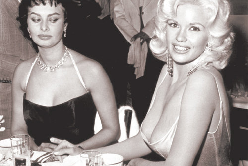 1958년 미국 베벌리힐스에서 육체파 배우 소피아 로렌(왼쪽)이 거대한 가슴으로 유명세를 탄 제인 맨스필드를 만나자 곁눈질로 가슴 부위를 보고 있다. 정작 맨스필드는 가슴에 묻혀 연기력을 인정받지 못했다. MID 제공