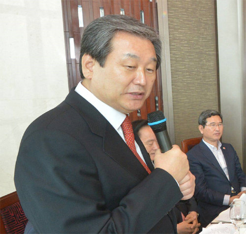‘개헌’의 필요성을 강조했다가 청와대의 반발로 이튿날 사과한 김무성 새누리당 대표.