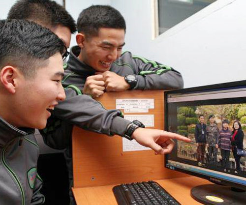 육군 53사단 헌병대 소속 병사들이 28일 부대 사이버지식정보방의 컴퓨터로 부대 밴드서비스를 이용하며 대화를 나누고 있다. 육군 제공