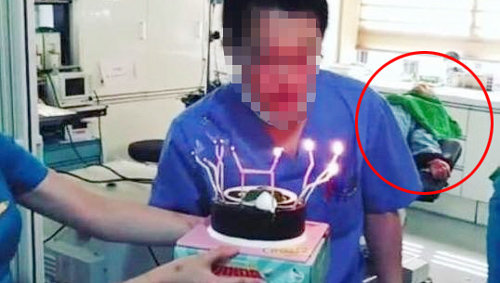서울 강남구의 유명 J성형외과 수술실에서 의료진이 케이크를 들고 찍은 사진에는 아직 마취에서 깨어나지 않은 환자(원 안)가 누워 있는 모습이 그대로 담겨 있다. 인스타그램 캡처