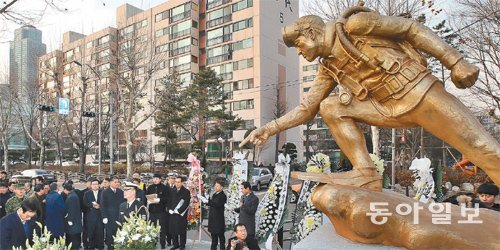 천안함 폭침 현장에서 실종자 수색 중 사망한 한주호 준위의 동상 제막식이 유가족, 해군 관계자 등 290여 명이 참석한 가운데 27일 모교인 서울 강남구 수도전기공업고에서 열렸다. 동상은 해군 특수전전단(UDT) 군복과 장비를 착용한 한 준위의 생전 모습을 그대로 재현했다. 양회성 기자 yohan@donga.com