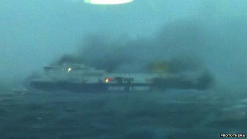 28일 500명 가까운 승객과 승무원을 태우고 아드리아해를 항해하다 화재가 발생한 이탈리아 선적의 ‘노르만 아틀란티크’호가 연기에 휩싸인 모습. 사진 출처 BBC