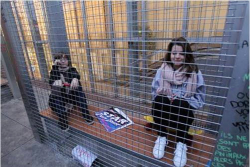 25일 프랑스 앙굴렘 시가 노숙인 방지를 위해 벤치에 설치한 철조망 안에 시민들이 들어가 항의하고 있다. 사진 출처 샤랑트리브르