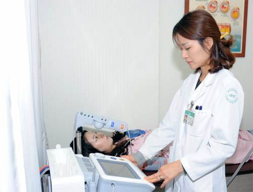 당 과다 섭취로 인한 몸 상태를 체크하기 위해 본보 전주영 기자가 경기 성남시 분당제생병원에서 동맥경화도 검사를 받고 있다. 분당제생병원 제공