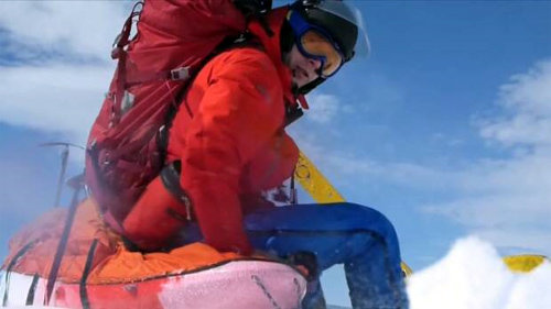 사상 최초로 연 스키를 이용해 남극점 도달에 성공한 캐나다의 프레데리크 디옹 씨가 남극의 설원 위에서 배낭을 메고 앉아 있다. 사진 출처 라디오 캐나다
