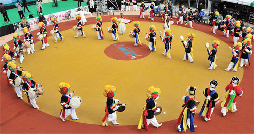 전남 진도군 소포걸군농악보존회원들이 진도예술문화 축제장에서 농악을 공연하고 있다. 진도군 제공