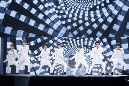 2014 MAMA의 2부에서 무대에 오른 남성 아이돌 그룹 인피니트는 절도있는 칼군무로 화려한 공연을 선보였다. CJ E&M 제공