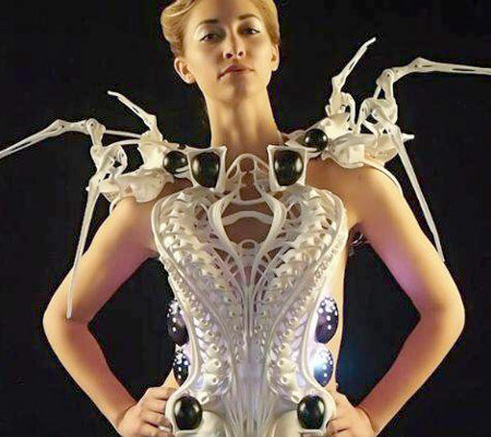 인텔의 웨어러블 기기용 반도체 ‘에디슨’이 내장된 ‘거미 드레스’. CES 2015에서 공개되는 이 드레스는 착용자의 감정과 주위 상황을 센서로 인식해 거미 다리처럼 움직인다. 미국소비자가전협회(CEA) 제공