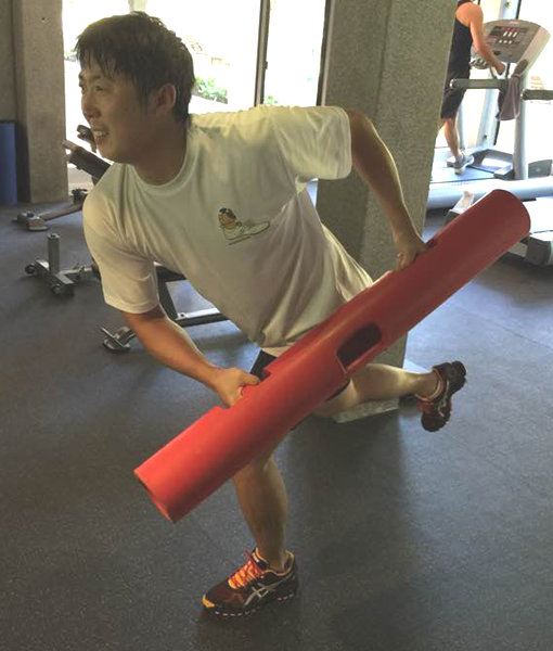 한화 배영수가 태국 파타야에 개인훈련에 매진하고 있다. 사진은 최근 처가가 있는 미국을 방문해 배운 바이퍼 운동을 하는 모습이다. 밸런스와 유연성 향상에 효과가 탁월하다는 설명이다. 사진제공｜배영수