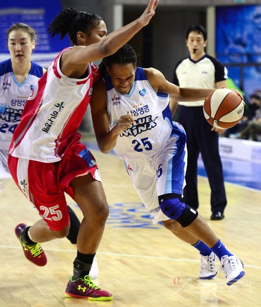 삼성 커리(오른쪽)가 29일 용인체육관에서 열린 하나외환과의 홈경기에서 상대 토마스의 수비를 뚫고 돌파를 시도하고 있다. 용인｜김민성 기자 marineboy@donga.com 트위터 @bluemarine007