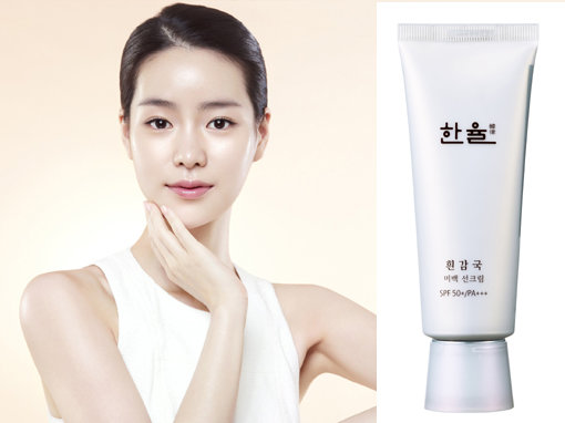 스키장에서 피부의 최대 적은 자외선이다. 한율 ‘흰감국 미백 선크림’(오른쪽)과 같은 제품을 평소보다 2∼3배 많이 발라야 눈에 반사돼 4배 이상 많아지는 자외선으로부터 피부를 보호할 수 있다. 한율 모델 영화배우 임지연. 사진제공｜한율