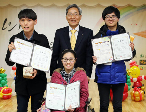 23일 서울 여의도 이룸센터에서 열린 ‘KB희망캠프’ 수료식에서 윤종규 KB금융지주 회장(뒷줄 가운데)이 캠프 참가 학생들과 기념촬영을 하고 있다. KB금융지주 제공