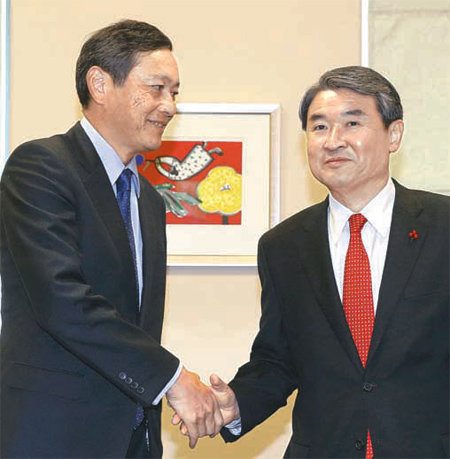 올해 마지막 한일회담 조태용 외교부 1차관(오른쪽)이 29일 서울 종로구 세종대로 외교부 청사에서 사이키 아키타카 일본 외무성 사무차관과의 회담에 앞서 악수를 하고 있다. 사진공동취재단