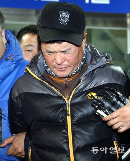 ‘가방 속 할머니 시신’ 사건 살인 용의자 정형근 씨가 29일 오후 서울 중구 을지로5가 훈련원공원에서 검거돼 인천 남동경찰서로 압송되고 있다. 김미옥  기자 salt@donga.com