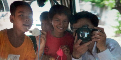 승객, 승무원 등 162명을 태우고 28일 추락한 에어아시아 항공기에 탑승했다가 실종된 선교사 박성범 씨(오른쪽)의 캄보디아 현지 선교활동 모습. 여수제일교회 제공