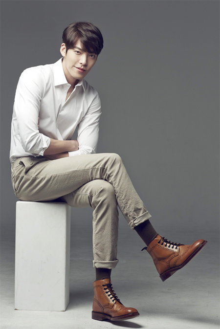 김우빈은 조각 미남은 아니지만 요즘 대세다. 특히 여성 팬들에게 인기가 많은 이유를 물었다. “그냥 특이해서 아닐까요. 시대를 잘 만나서 ‘개성 있다’고 해주시는 것 같아요.” 싸이더스HQ 제공