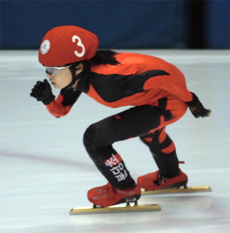 최민정이 초등학교 5학년 때인 2009년 전국소년겨울체전 쇼트트랙에 출전해 질주하고 있다. 최민정 제공