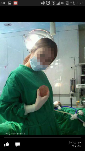 성형외과 수술실에서 생일파티 외에도 수술 중 가슴 보형물로 장난 치는 모습