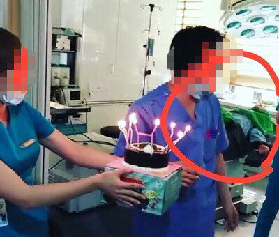J성형외과 수술실에서 생일파티를 하는 모습
