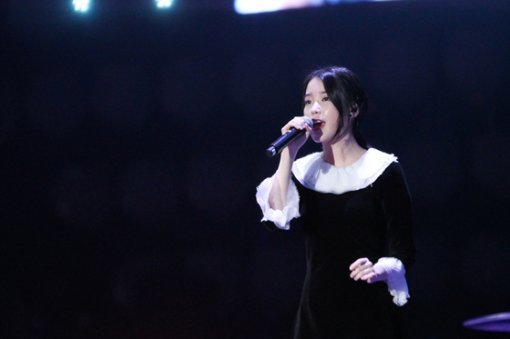 가수 아이유가 MAMA 1부에서 청아한 목소리로 무대를 사로잡고 있다. CJ E&M 제공