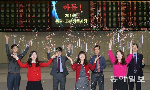 올해 증시 마지막 날인 30일 코스피지수가 전날보다 12.27포인트 떨어진 1,915.59에 장을 마쳤다. 서울 여의도 한국거래소 직원들이 장 
마감 후 열린 폐장행사에서 내년 주가지수 상승을 기원하며 색종이를 뿌리고 있다. 양회성 기자 yohan@donga.com