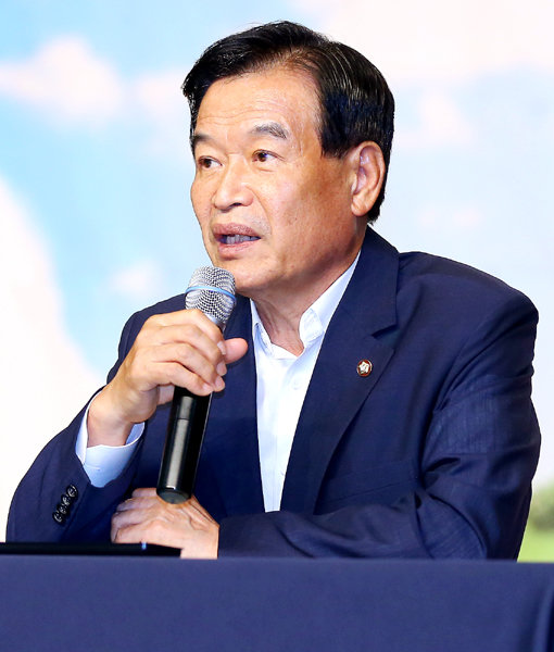 “7330으로 건강과 행복 잡으세요.” 국민생활체육회 서상기 회장은 새해 운동을 계획 중인 사람들에게 거창한 목표보다 ‘일주일에 세 번, 30분 이상 운동하기’ 실천을 추천했다. 서 회장은 2015년에 생활체육인 1000만명 시대의 발판을 마련하기 위해 굵은 땀방울을 흘리겠다는 각오다. 사진제공｜국민생활체육회