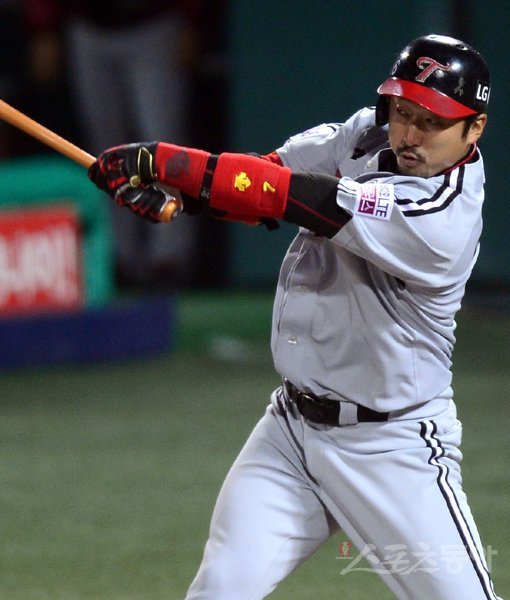 LG는 2015시즌 선발진과 더불어 ‘장타’라는 또 다른 과제를 안고 있다. 올 시즌 이병규(7번)가 새로운 4번타자로 활약했지만 최하위 팀 타율과 최하위 중심타선 타율은 풀어야할 숙제다. 스포츠동아DB