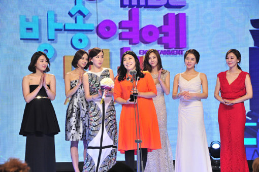 29일 열린 MBC 방송연예대상에서 버라이어티 우수상(여)을 공동수상한 배우 라미란이 소감을 말하고 있다. 사진제공｜MBC