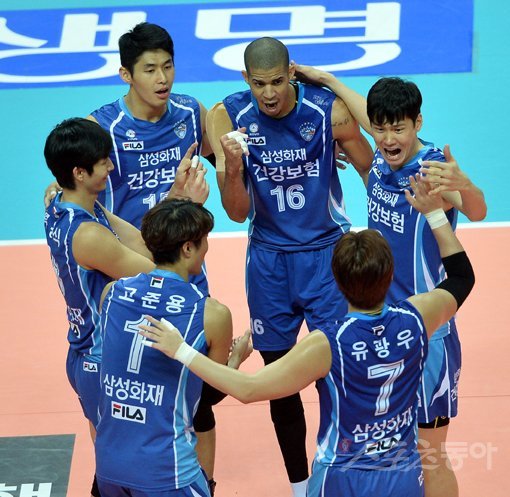 삼성화재 선수들이 30일 경기도 안산 상록수체육관에서 열린 ‘2014∼2015 NH농협 V리그’ OK저축은행과의 경기에서 세트스코어 3-1로 이긴 뒤 기뻐하고 있다. 안산｜임민환 기자 minani84@donga.com 트위터 @minani84