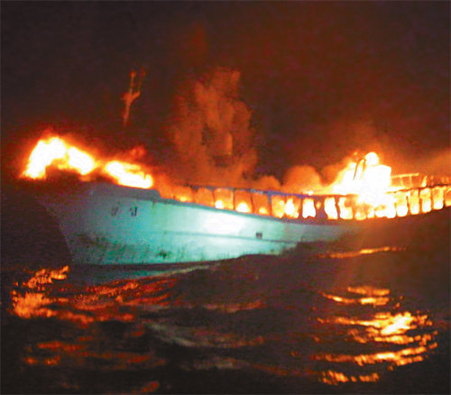 30일 독도 인근 해상에서 29t급 어선 ‘103 문성호’에서 화재가 발생해 선체가 불타고 있다. 이 사고로 선원 2명이 숨지고 4명이 실종됐다. 동해해양경비안전서 제공