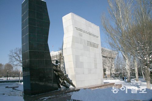 키르기스스탄의 수도 비슈케크 알라투 광장에 있는 시민혁명 기념탑. 시민들이 독재와 부정부패를 상징하는 검은 돌을 무너뜨리는 장면을 묘사하고 있다. 비슈케크=조숭호 기자 shcho@donga.com