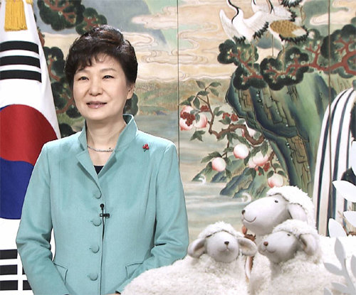 박근혜 대통령이 청와대에서 2015년 신년사를 하고 있다. 청와대 제공