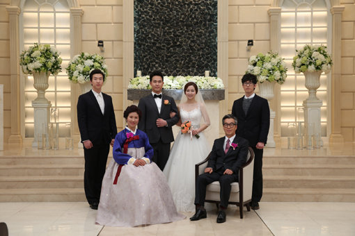 SK 내야수 최정과 나윤희(뒷줄 왼쪽 2번째와 3번째)의 결혼식 날 찍은 가족사진. 앞줄 오른쪽 끝이 최정의 아버지 최순묵 씨. 사진제공｜올제 스튜디오