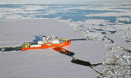 국내 유일의 쇄빙선 아라온호가 얼음을 깨고 항해 중이다. 북극의 얼음은 두께가 2∼5m로 남극보다 2배 이상 두꺼워 ‘제2의 쇄빙선’은 아라온호보다 쇄빙 능력이 2배 이상으로 건조된다. 극지연구소 제공